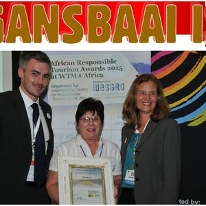 Vlnr is Tim Harris (Hoof Uitvoerende Direkteur: WESGRO), Glenda Kitley (Bestuurder: Gansbaai Toerisme) en Heidi van der Walt (Besturende Direkteur: Toerisme Afrika) tydens die oorhandiging van die sertifikaat vir Gansbaai as die Algehele Wenner